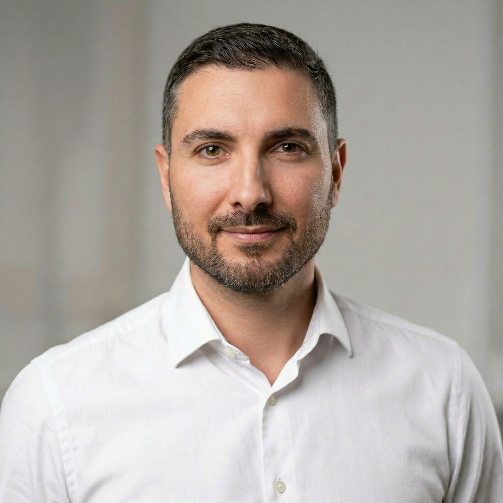 Portrait professionnel de Mehmet Ceylan, cofondateur et formateur IA de Groupe Altaya